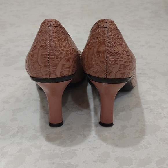 Enzo Angiolini. Blush Pump with EA Flexo Soles. Size 8M. Textured Leather Upper. - Picture 3 of 6
